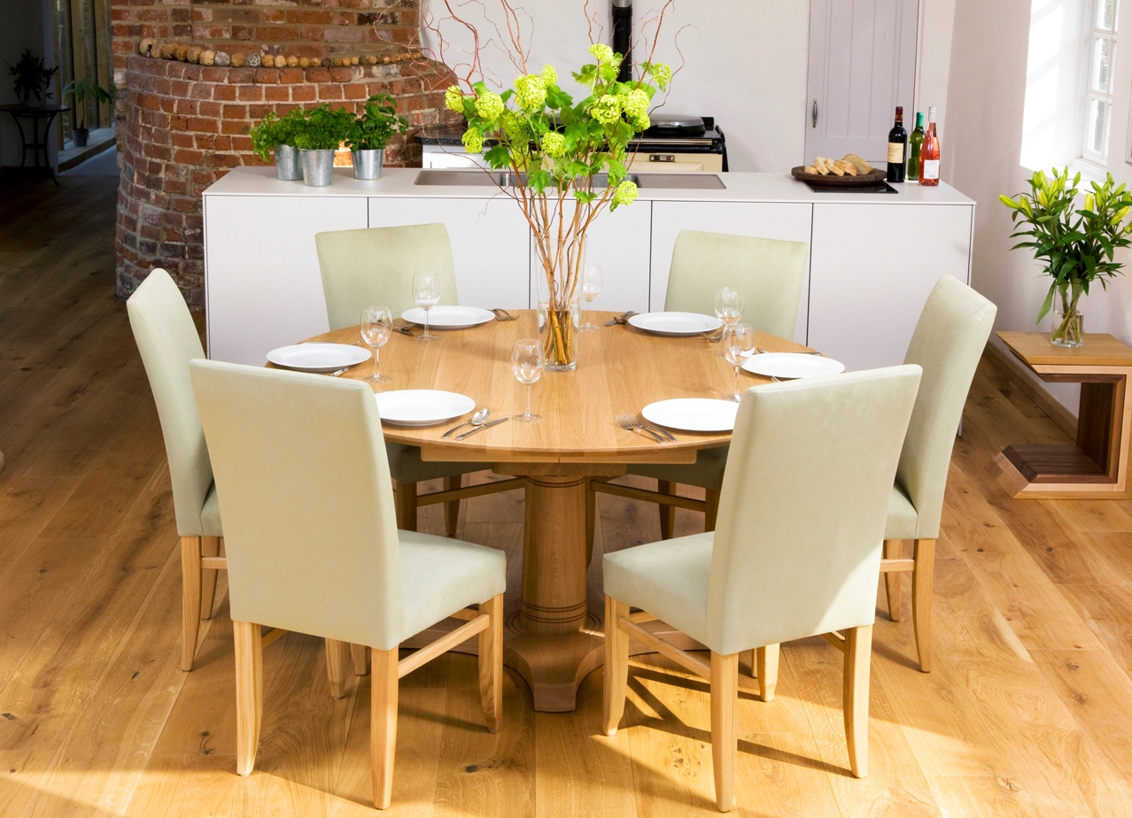 Лучшие столы для кухни. Круглый стол AMCLASSIC aim Dining Table. Круглый стол в интерьере. Стол на кухню. Круглый обеденный стол в интерьере.